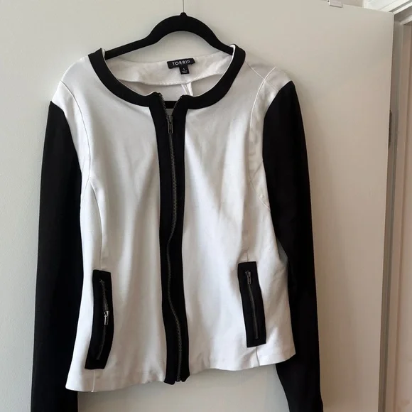 Torrid Black and White Contrast Zip-Up Top - Picture 2 of 5